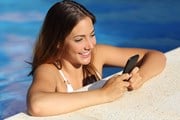 Мобильные приложения - лучшие помощники на отдыхе. // Antonio Guillem, shutterstock 