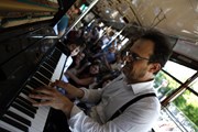 Пианино и рояли появятся в самых неожиданных местах. // clubmilano.net