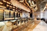 Стены в баре покрыты настоящим золотом.