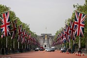 Лондон украшен флагами в честь праздника.