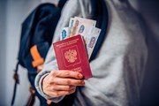 Паспорт не потребуется при покупке валюты на сумму до 40 тысяч рублей. // Yulia Grigoryeva, shutterstock 