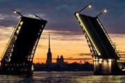 Разведенный Дворцовый мост - один из символов Санкт-Петербурга.