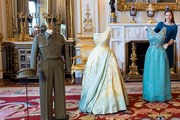 Наряды королевы представлены в Букингемском дворце.