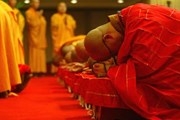 Туристы охотно подают монахам в святых местах. // china.org