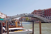 Венецианцы считают, что туристы относятся к их городу как к парку развлечений.