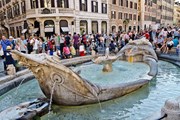 В жару римские фонтаны притягивают туристов. // Lonely Planet