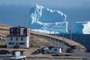 Гигантский айсберг у берегов Ньюфаундленда // Greg Locke , Reuters