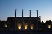 Вечернее освещение создает в Помпеях неповторимую атмосферу.
