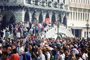 Власти Венеции возмущены поведением туристов. // tourism-review.com