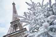 Париж засыпало снегом.