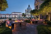 Сад отеля The St. Regis Venice, выходящий на Гранд-канал. // marriott.com